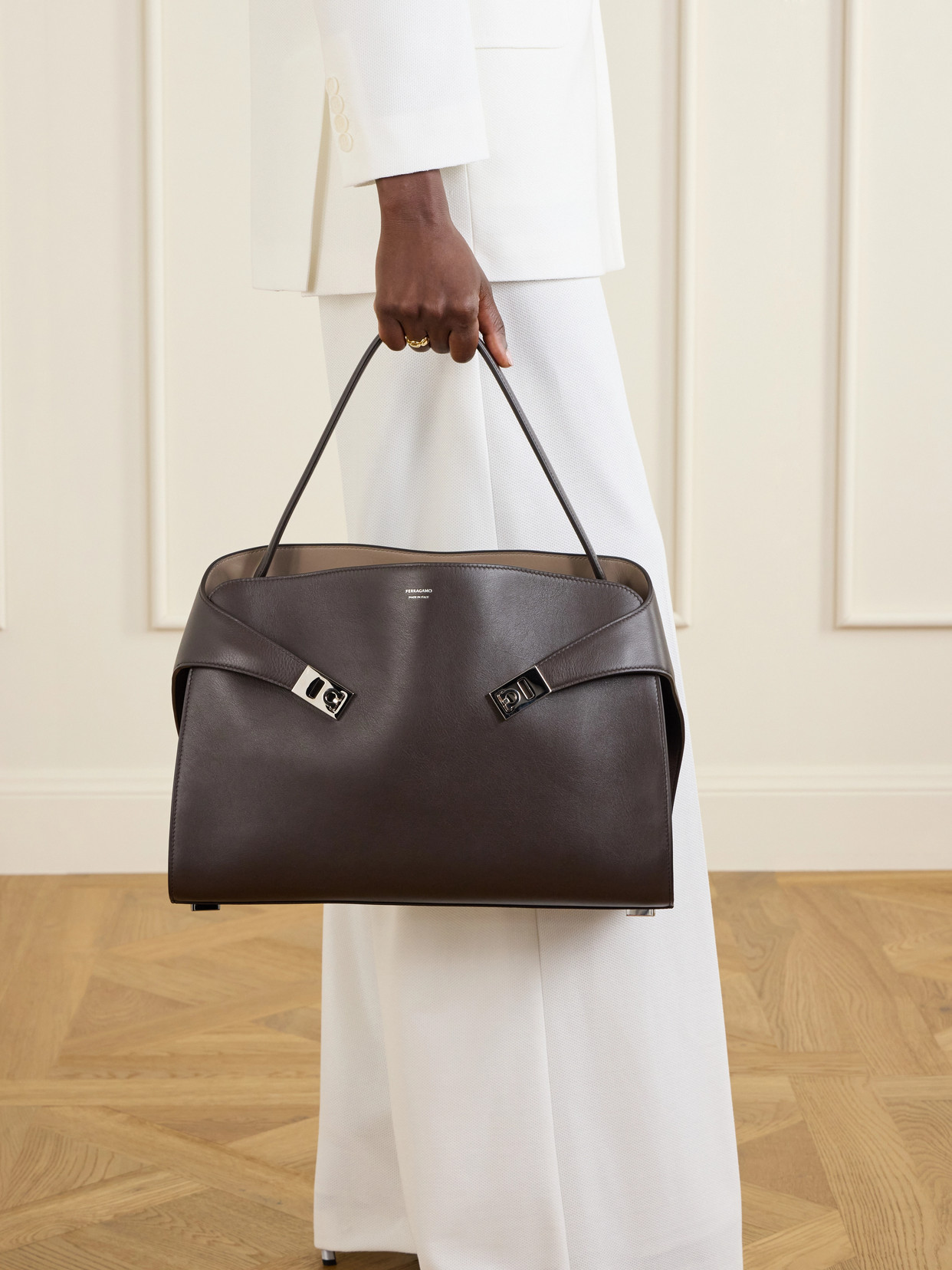 Hug Medium Leather Tote