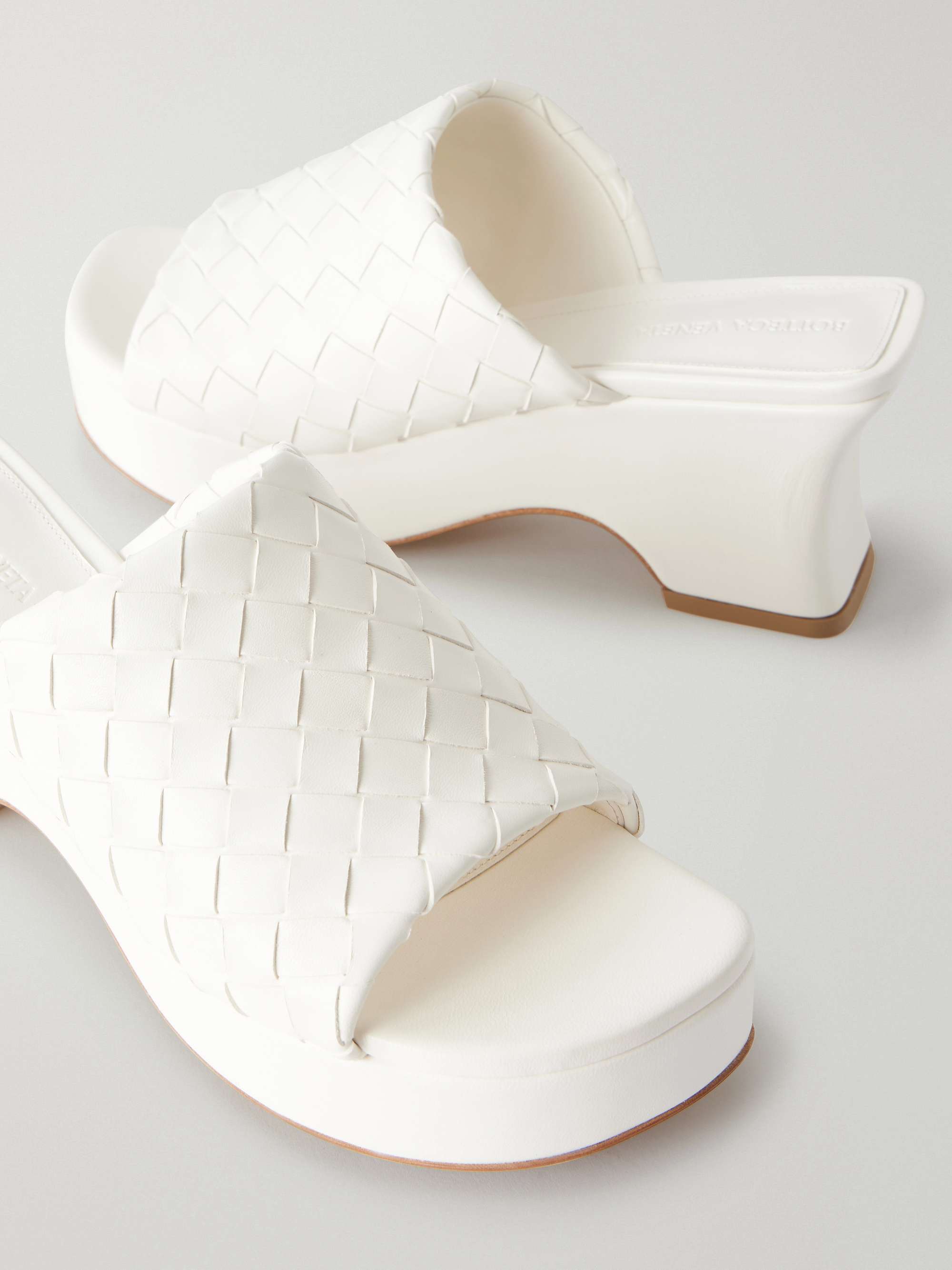 BOTTEGA VENETA イントレチャート レザーサンダル ホワイト BOTTEGA VENETA Rosita Intrecciato leather wedge mules | NET-A-PORTER