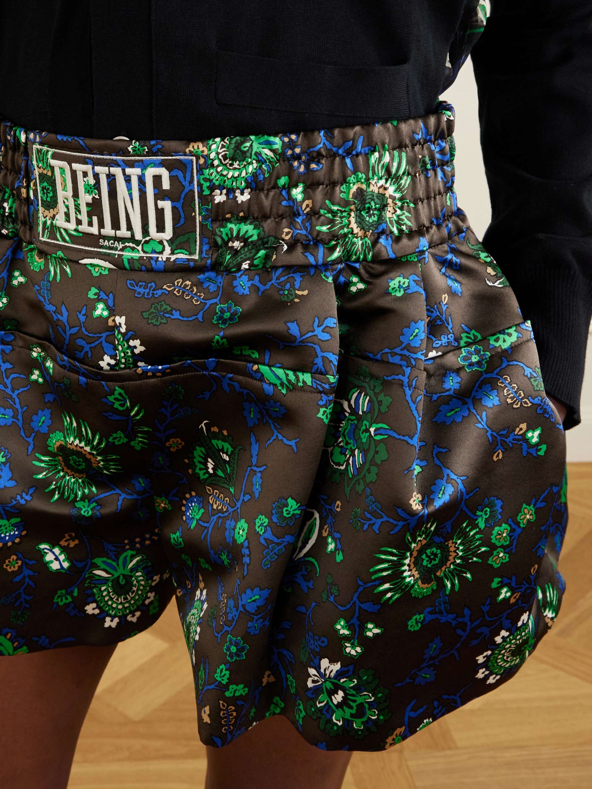 sacai Floral Print Shorts ベルト付き24-03294M SACAI Floral-print satin shorts | NET-A-PORTER