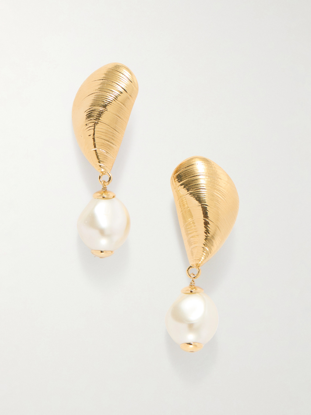 Oscar De La Renta Mussel Embellished Earrings In Gold