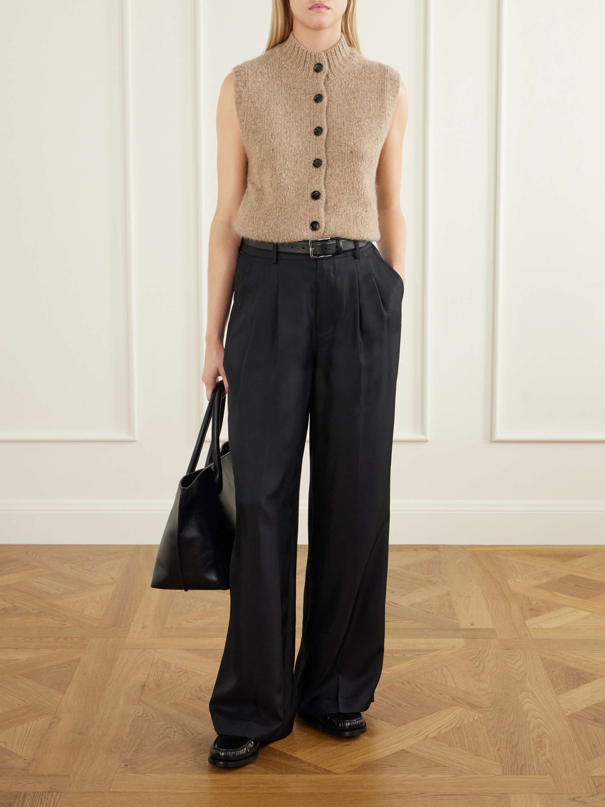 ALLUDE 