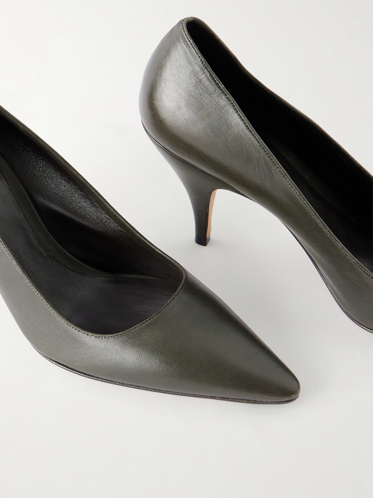 Liisa Three Pumps