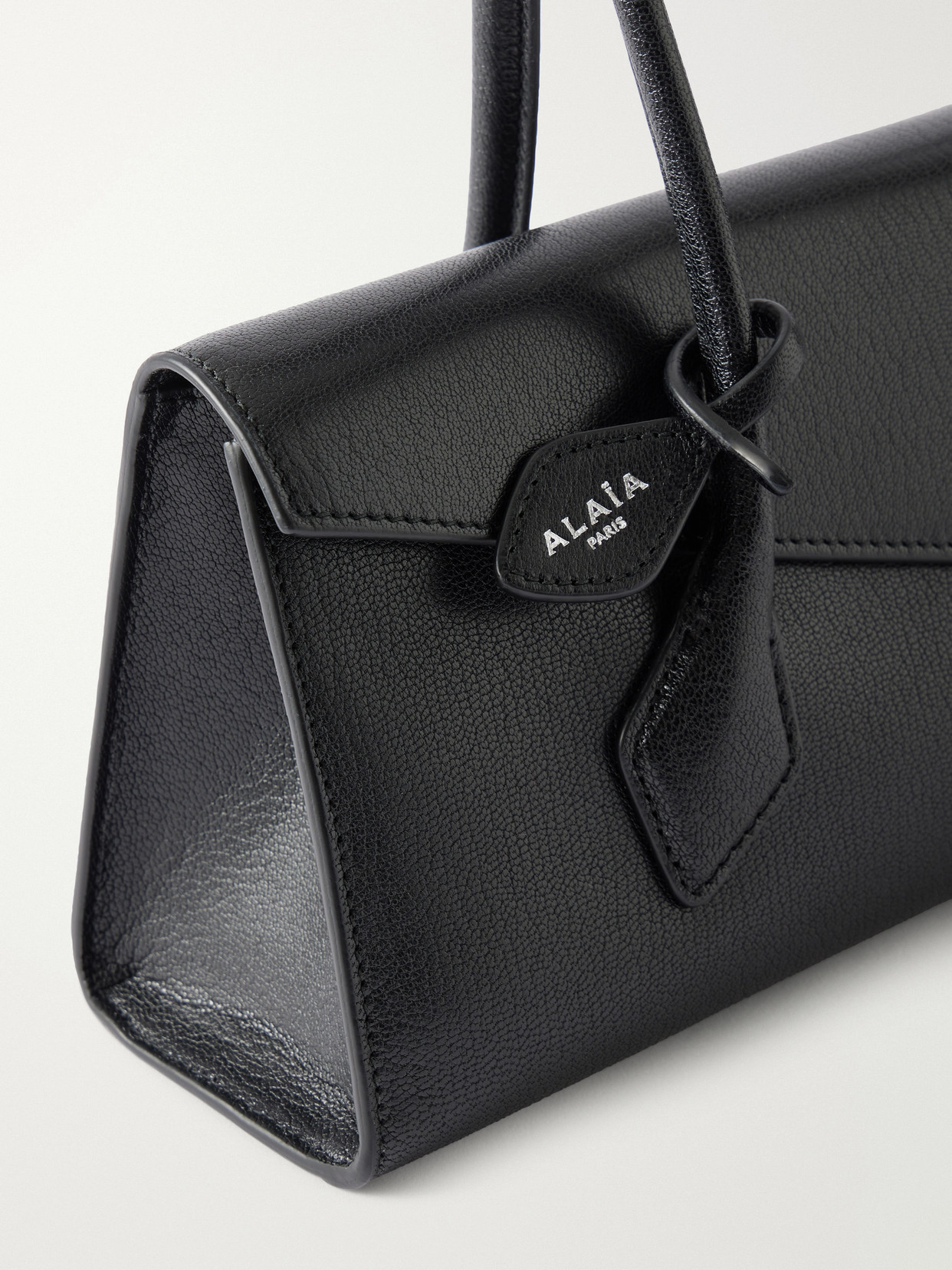 Alaïa - Le Teckel Flat Medium Shoulder Bag