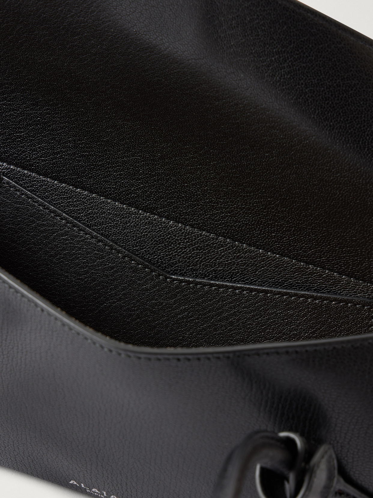 Alaïa - Le Teckel Flat Medium Shoulder Bag