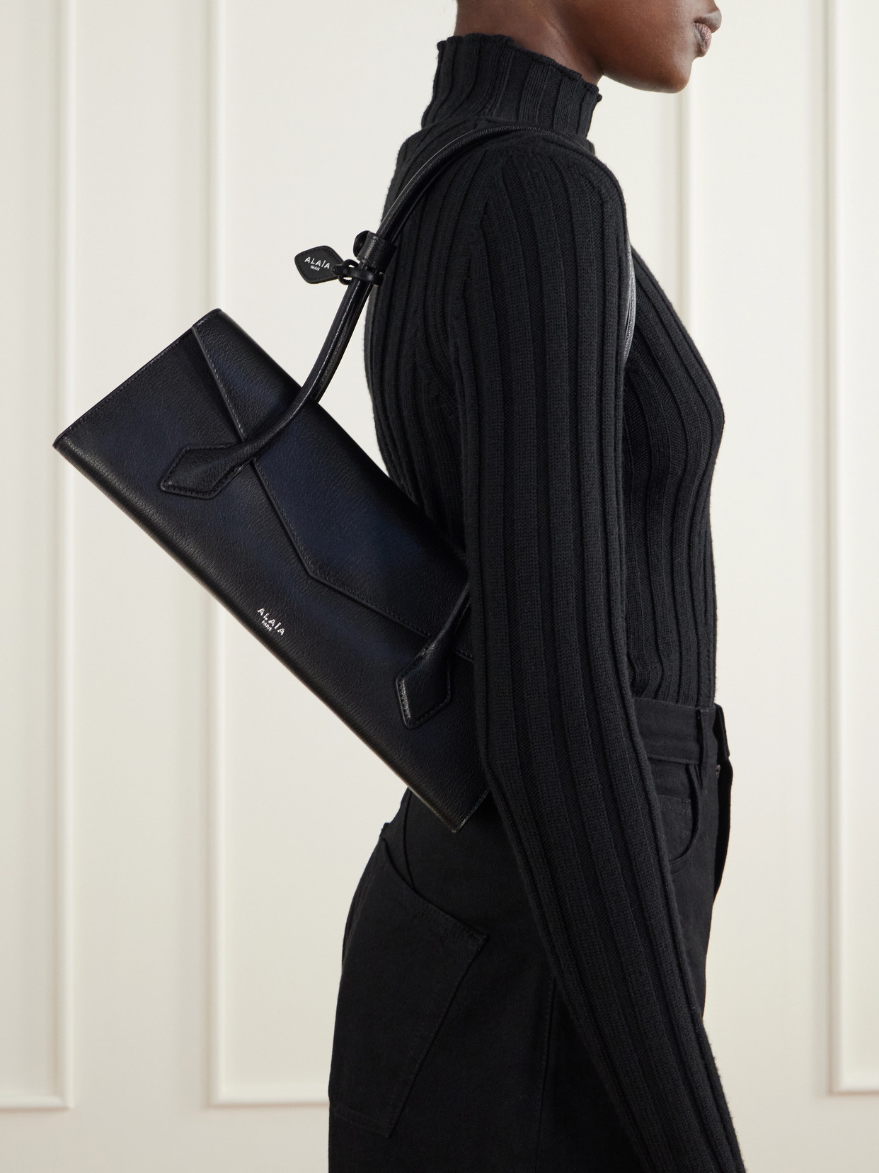 Alaïa - Le Teckel Flat Medium Shoulder Bag