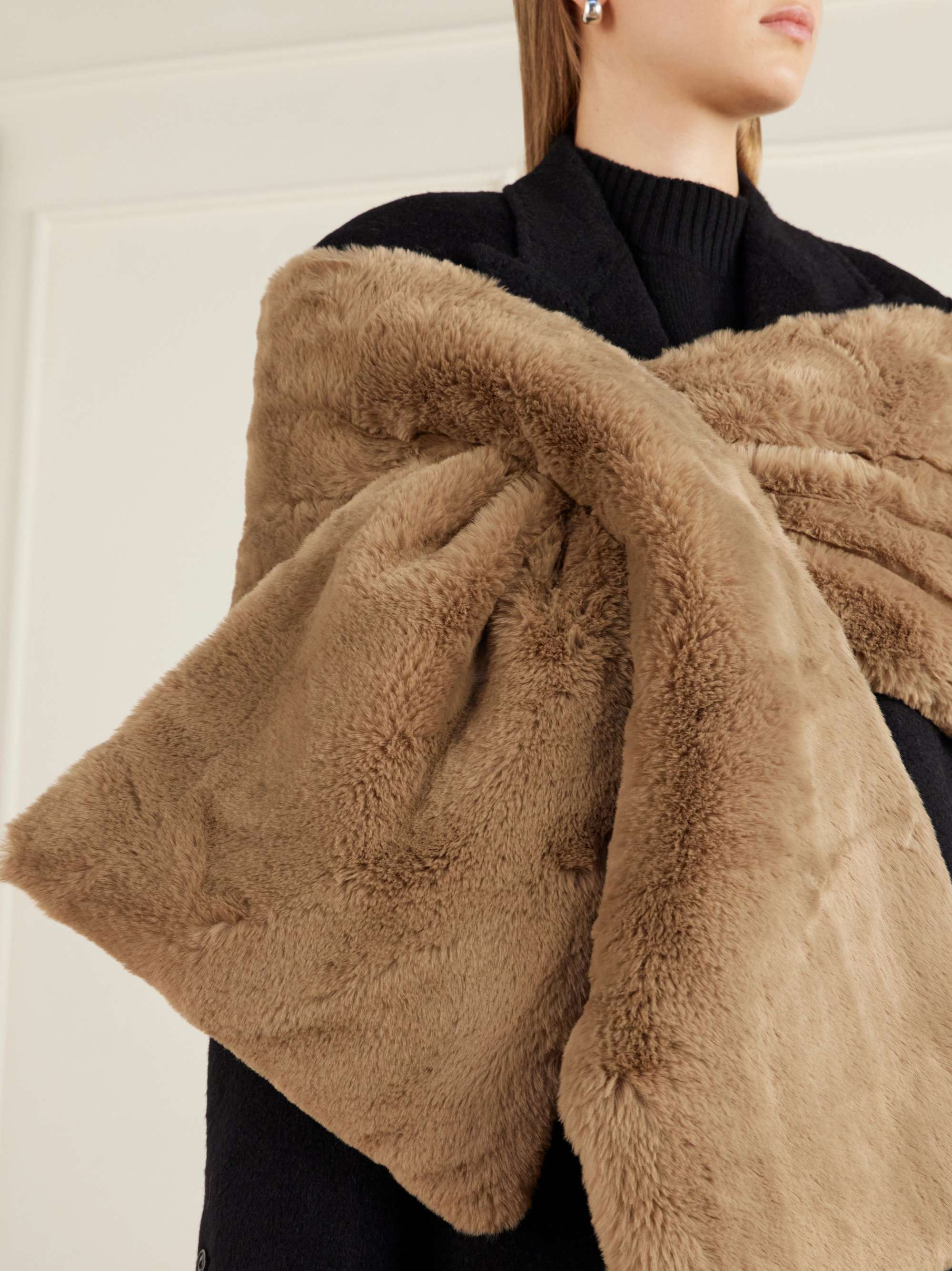 max mara コルセット MAX MARA Piacere quilted shell-trimmed plush scarf | NET-A-PORTER