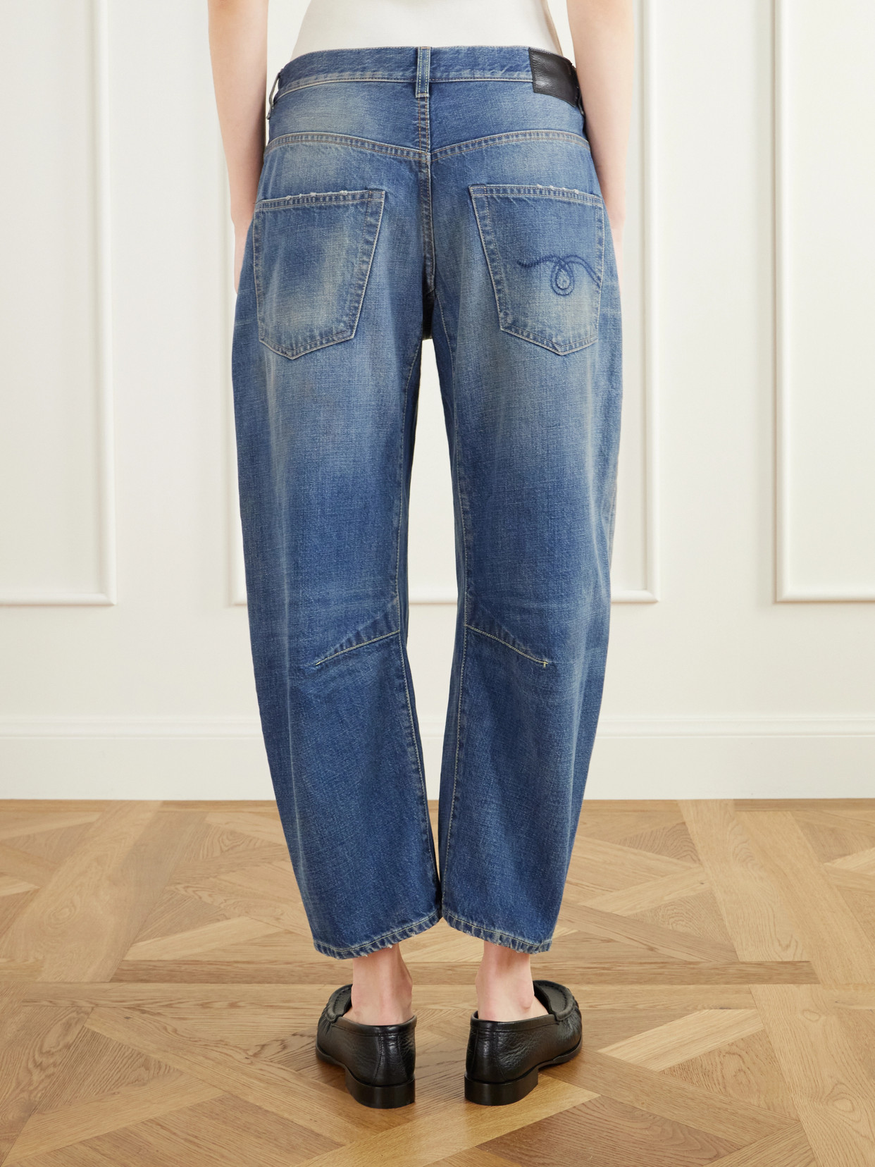 Articulated Knee X-Bf Sculpted Mid-Rise Barrel-Leg Jeans