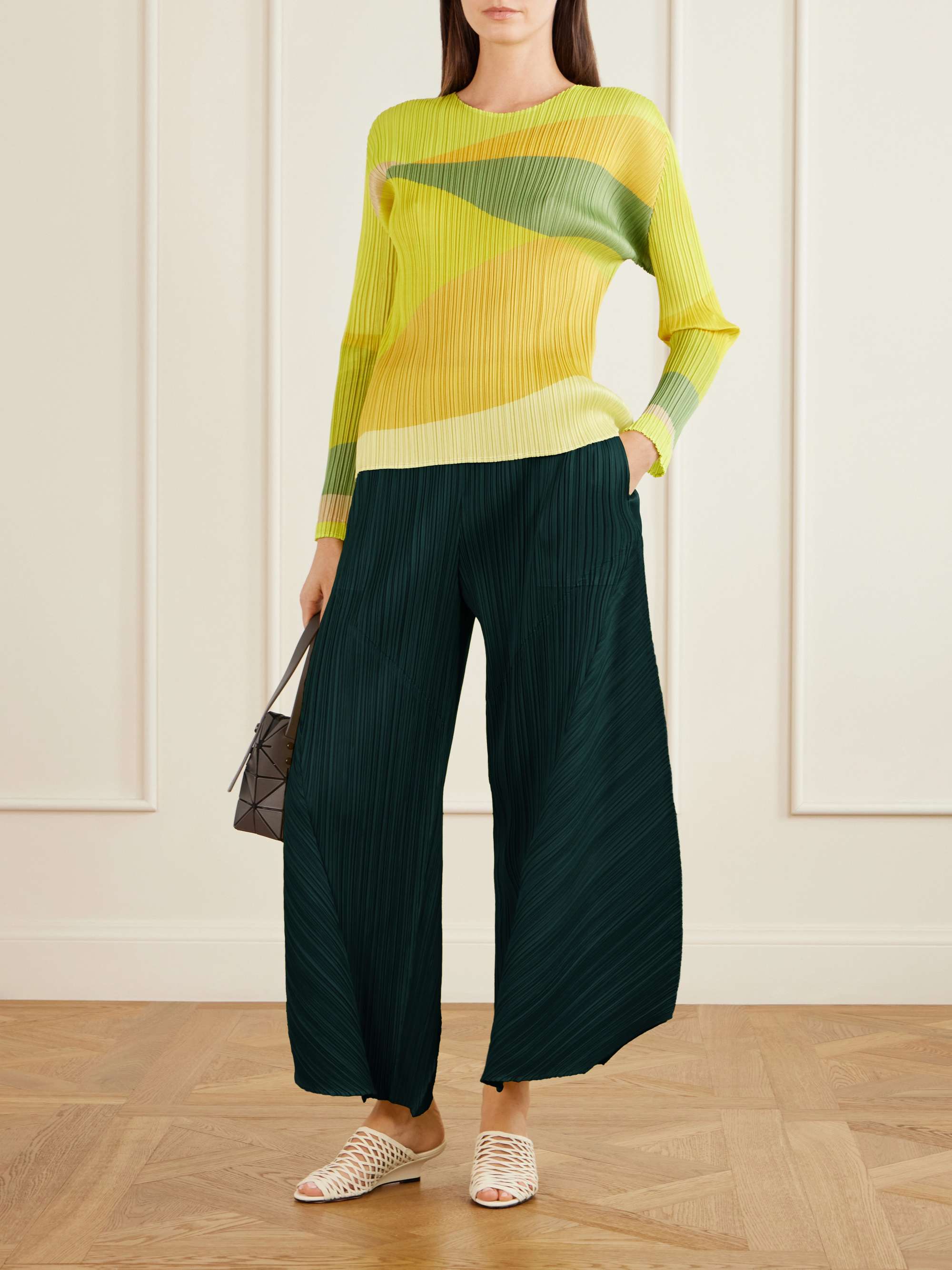 PLEATS PLEASE ISSEY MIYAKE 