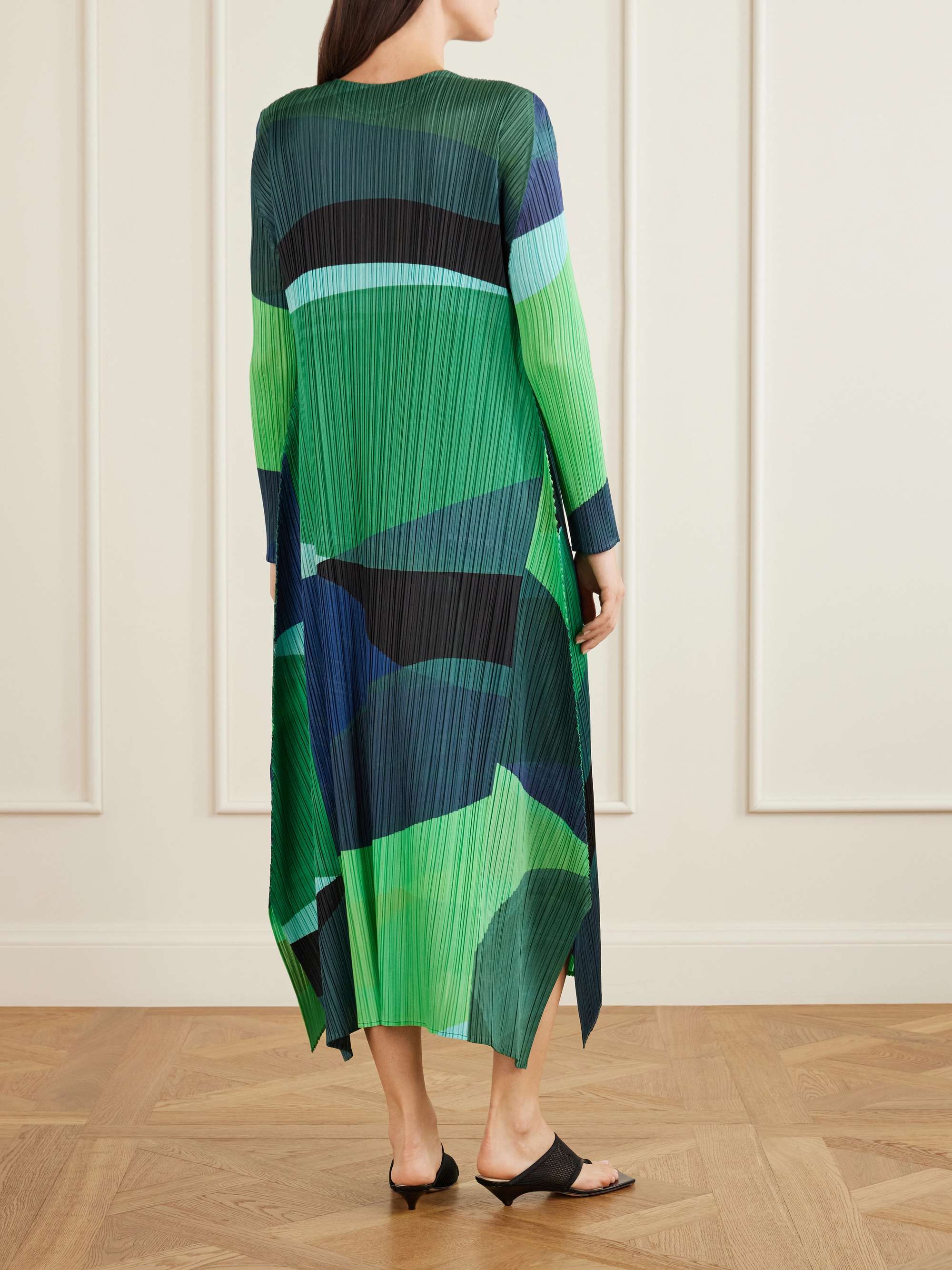PLEATS PLEASE ISSEY MIYAKE 