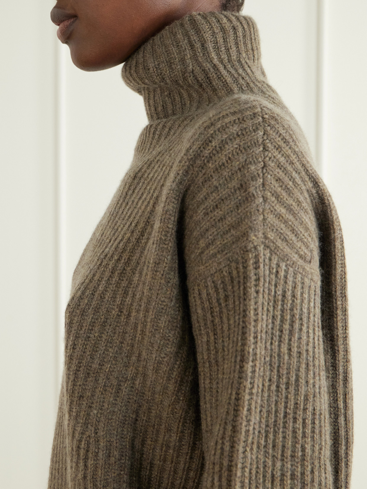 Verbier Ribbed Cashmere Turtleneck Sweater