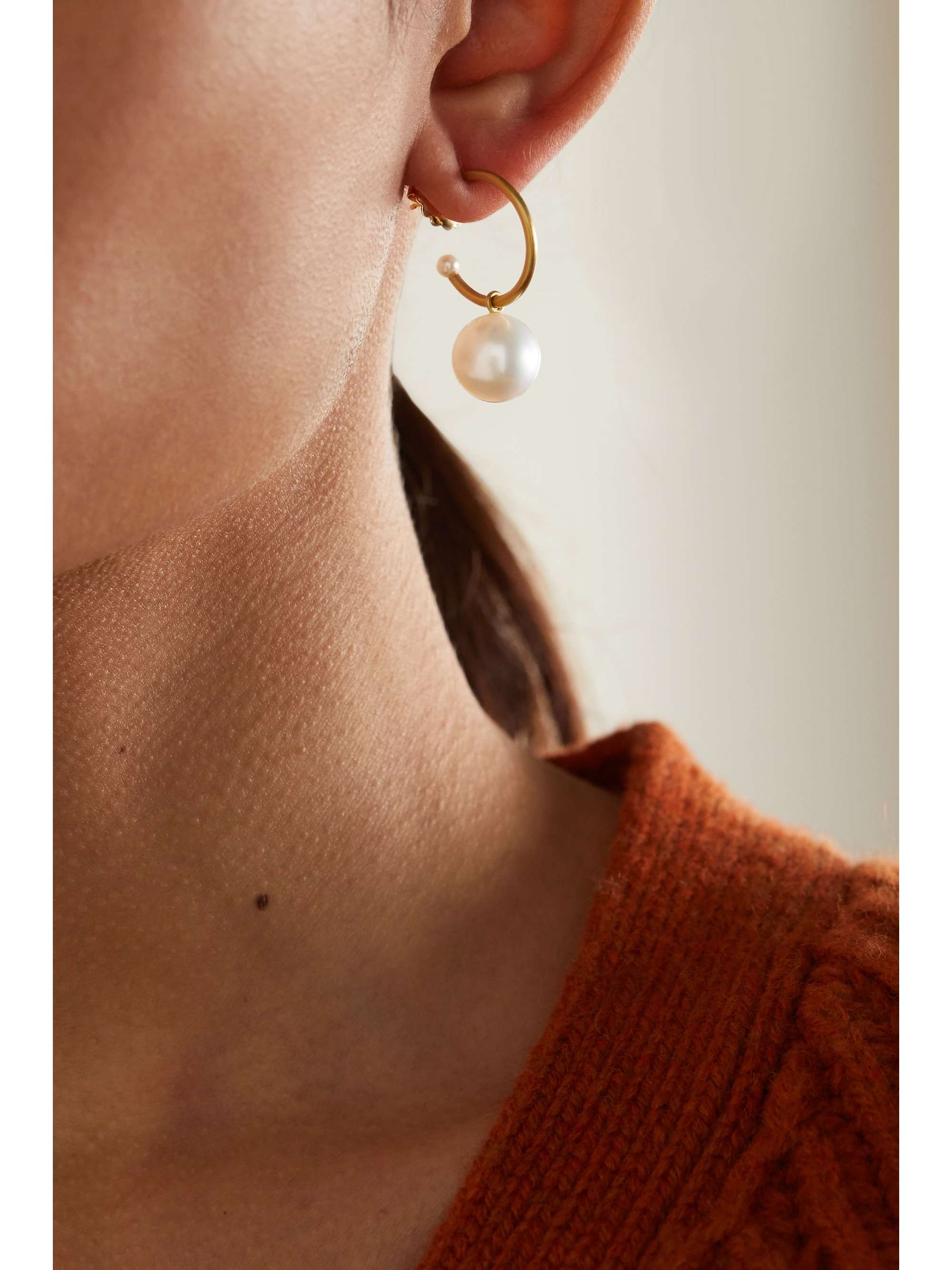 IRENE NEUWIRTH Gumball 18-karat gold pearl hoop earrings