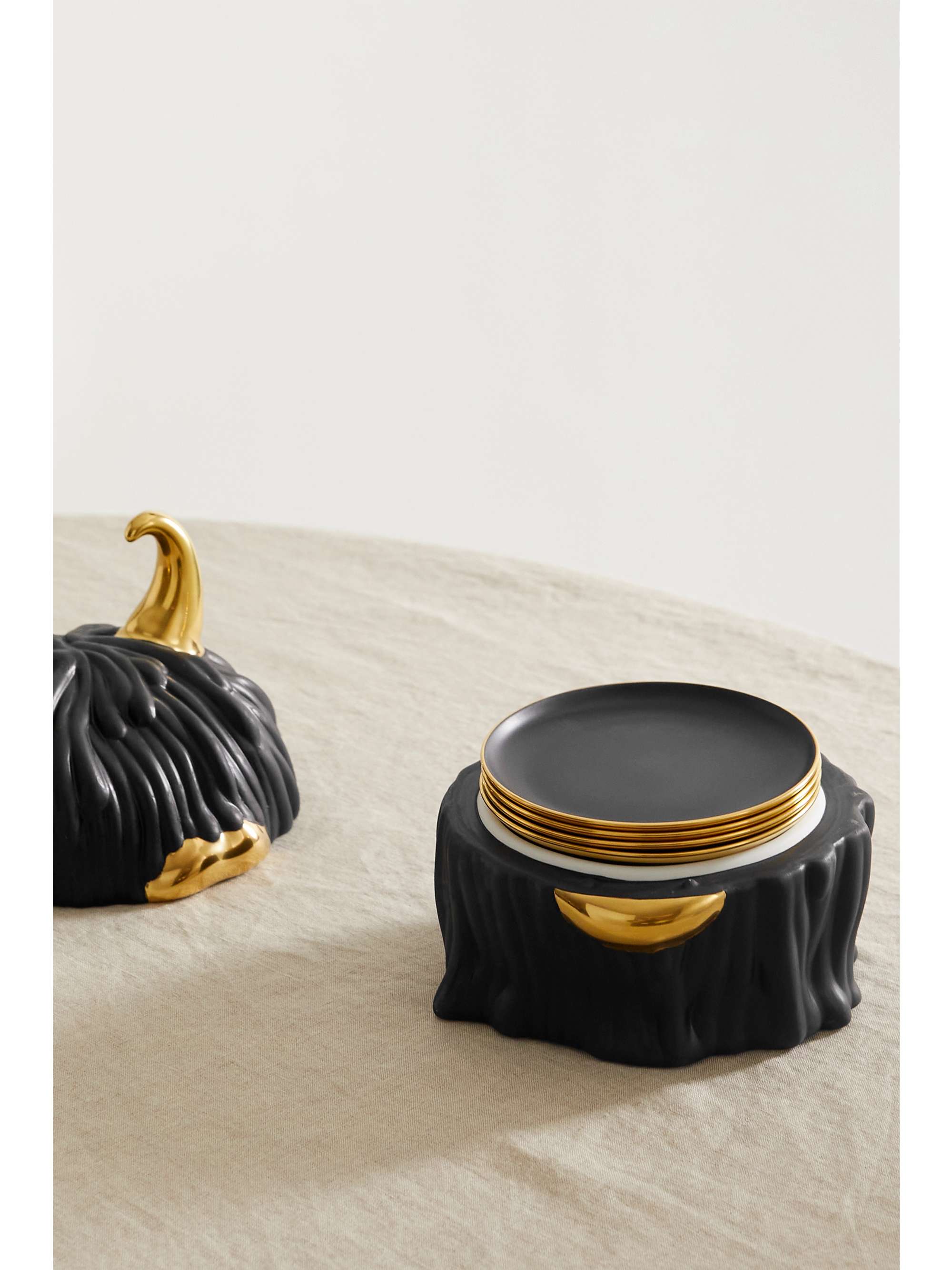 L'OBJET Écrin et set de quatre petites assiettes en porcelaine plaquée or Mojave Lynda x Haas Brothers, 17 cm et 11 cm