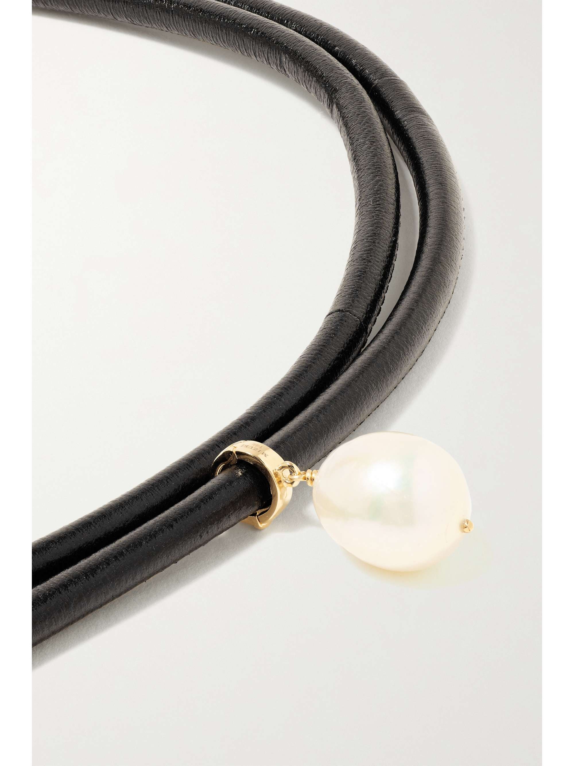 MIZUKI Wandelbares Wickelarmband aus Leder mit Perle und Detail aus 14 Karat Gold