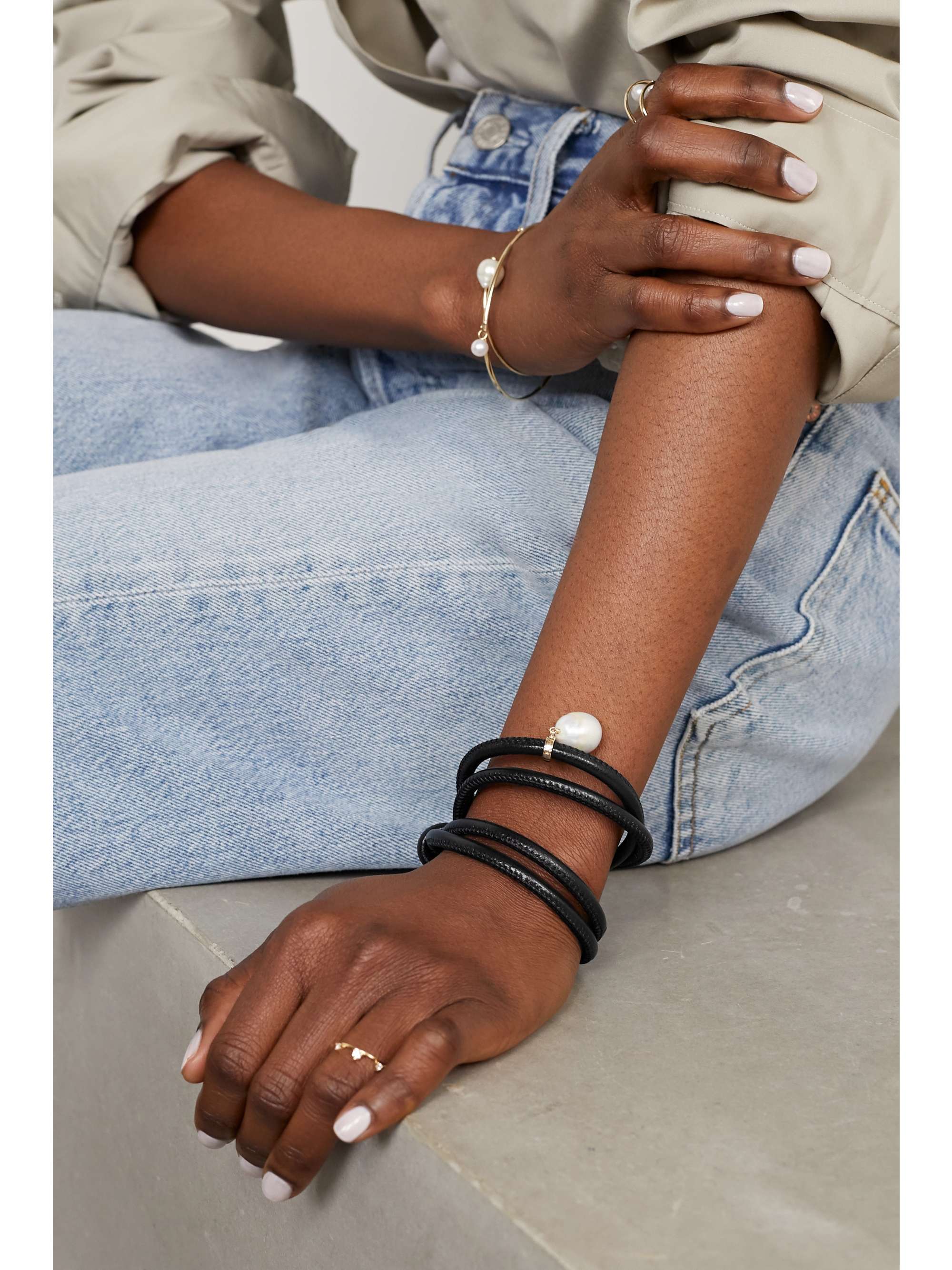 MIZUKI Wandelbares Wickelarmband aus Leder mit Perle und Detail aus 14 Karat Gold