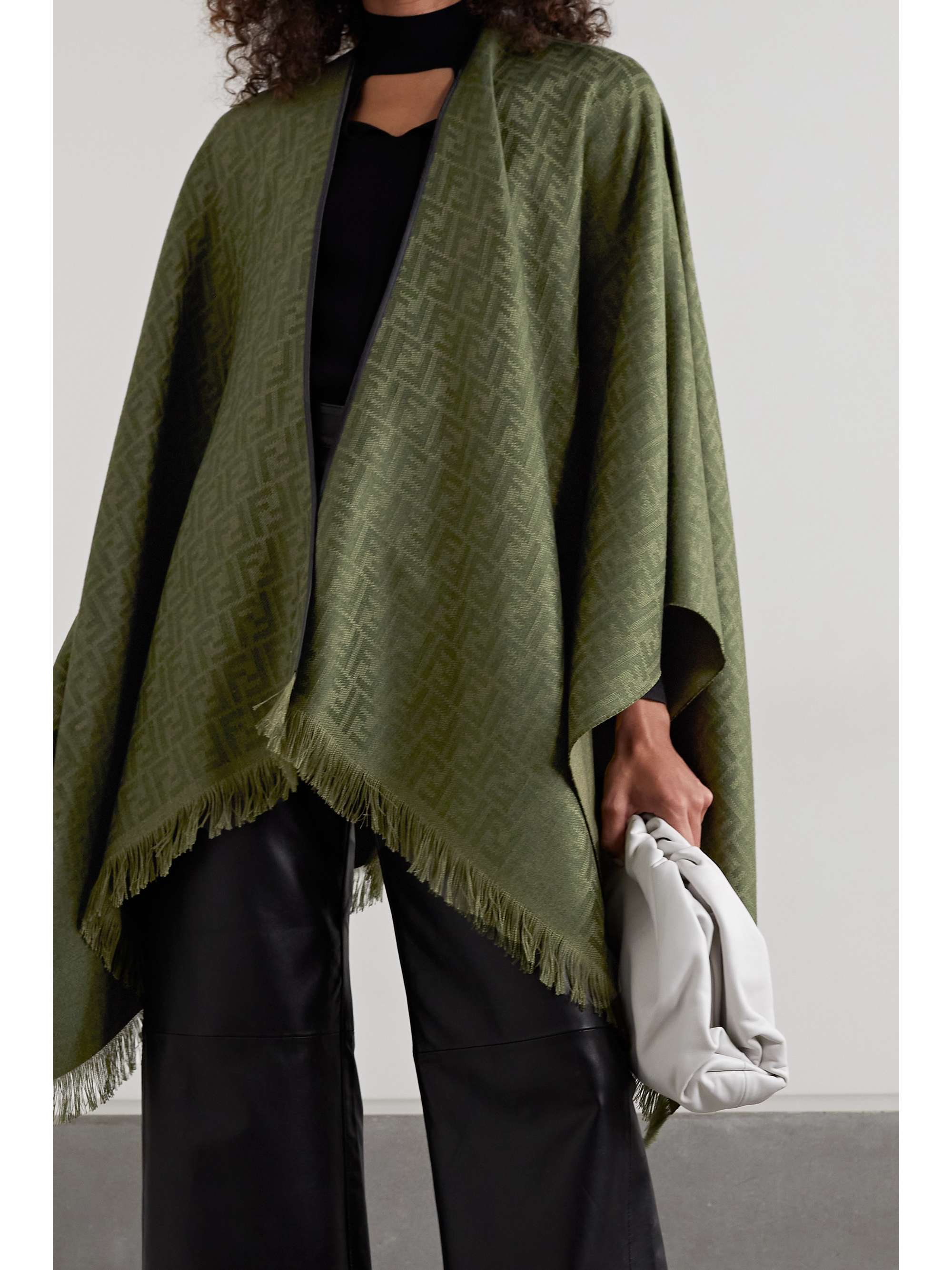 FENDI Poncho en jacquard de soie et de cachemire mélangés à franges
