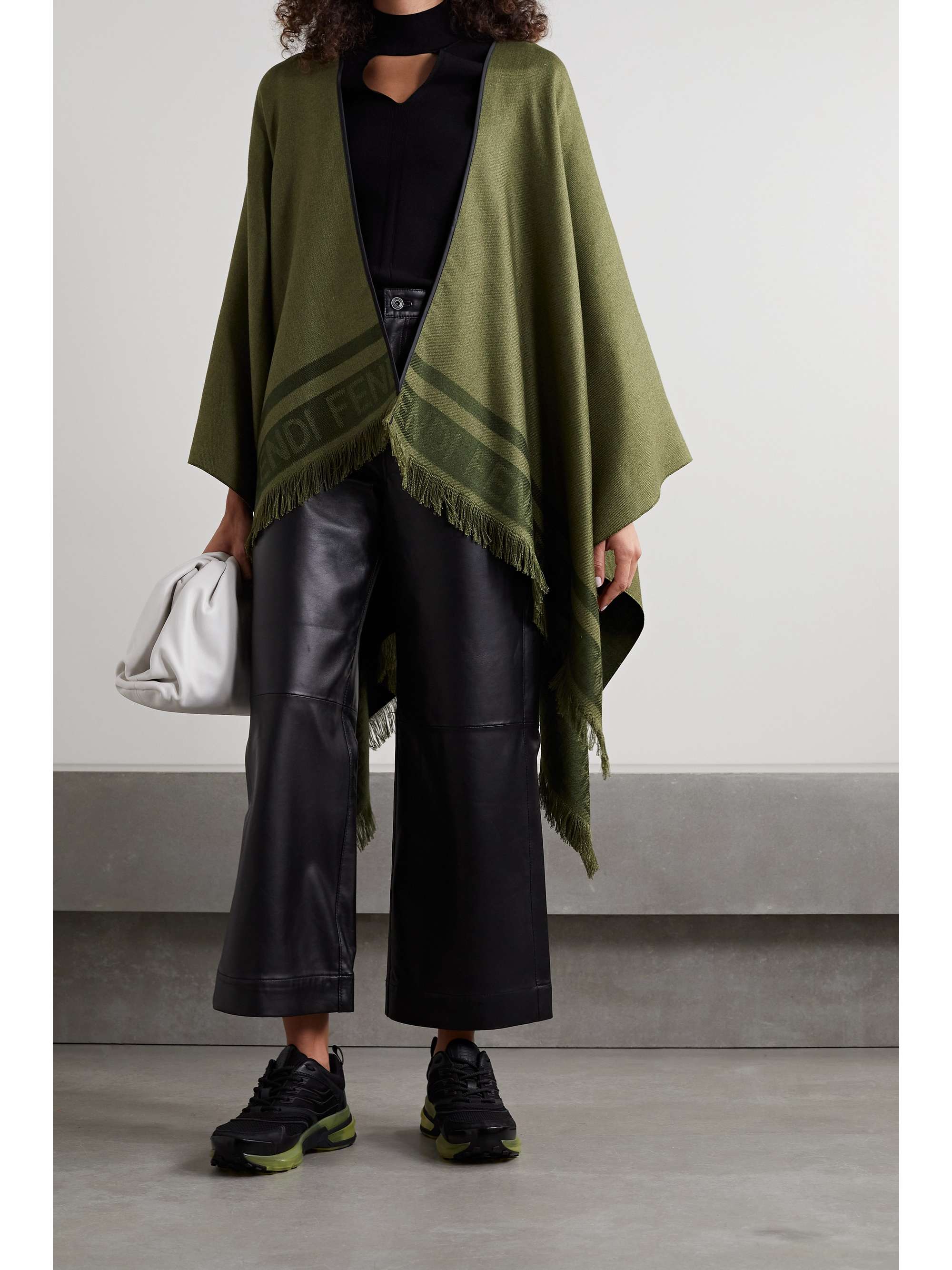 FENDI Poncho en jacquard de soie et de cachemire mélangés à franges
