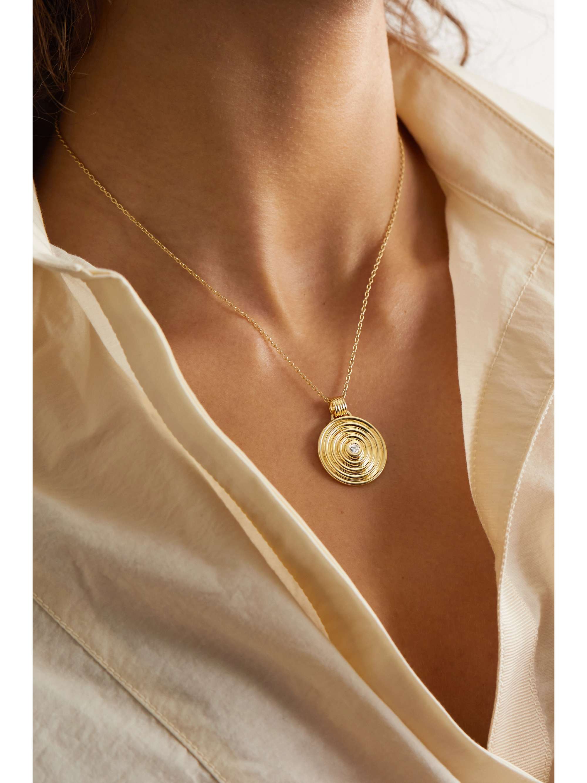 ALMASIKA Universum Medallion Kette aus 18 Karat Gold mit Diamant