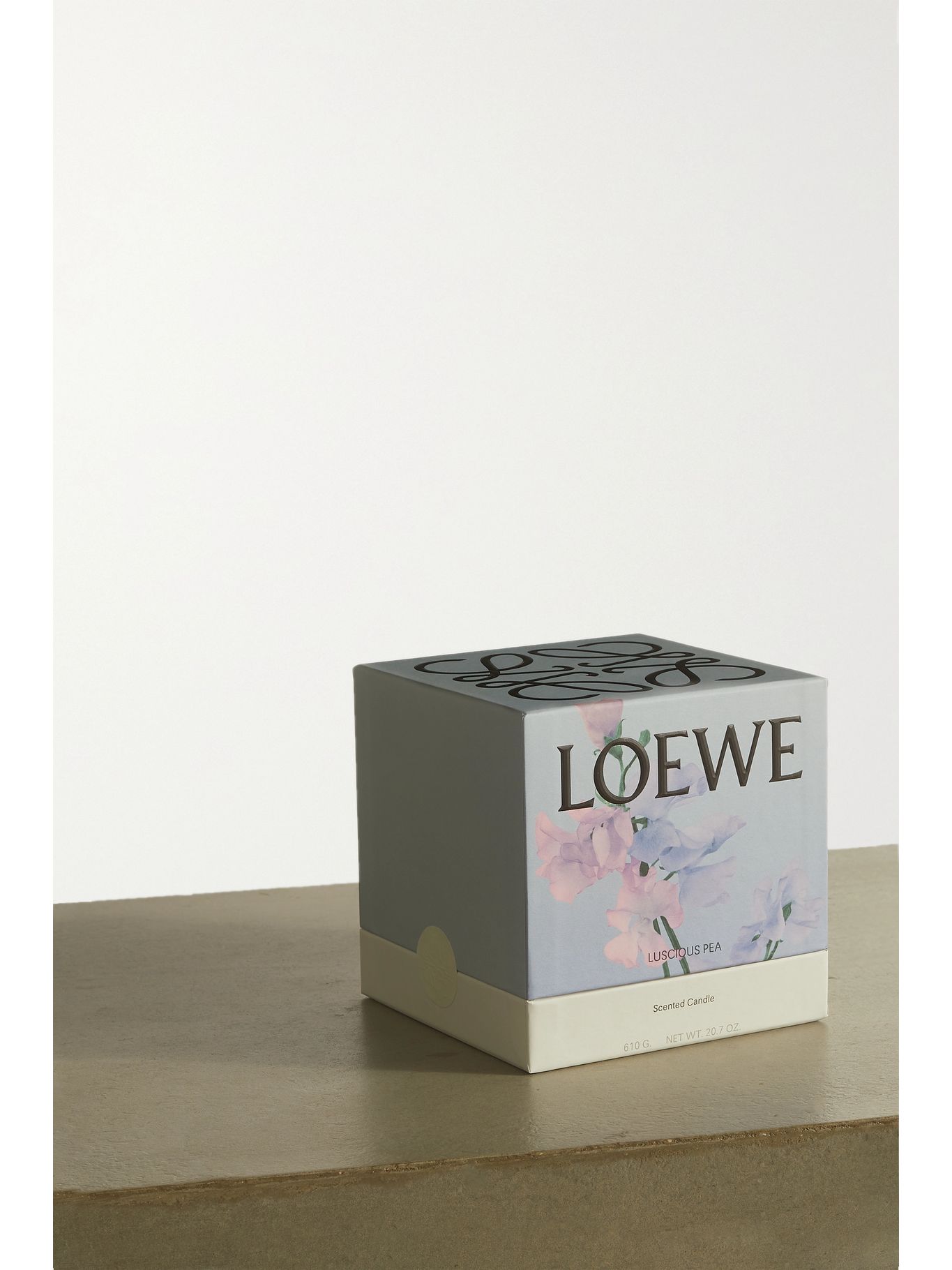 Green Luscious Pea medium scented candle, 610g LOEWE HOME SCENTS