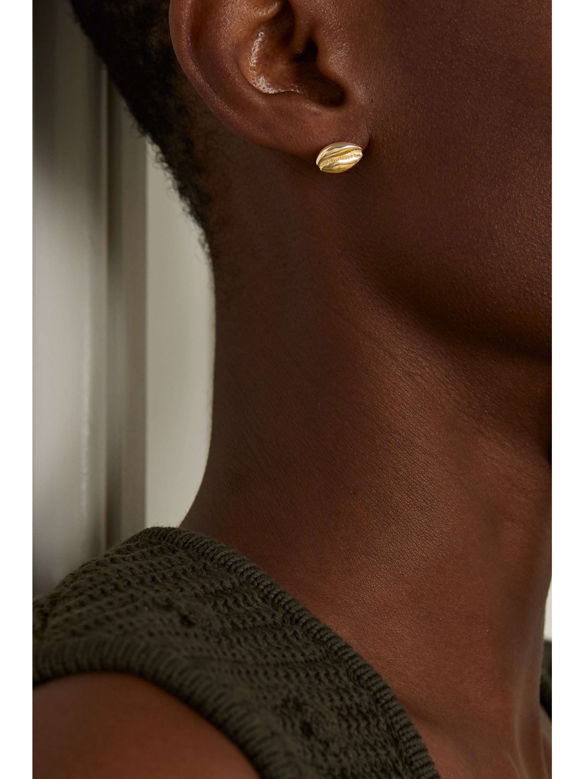 ALMASIKA Le Petit Cauri 18-karat gold earrings