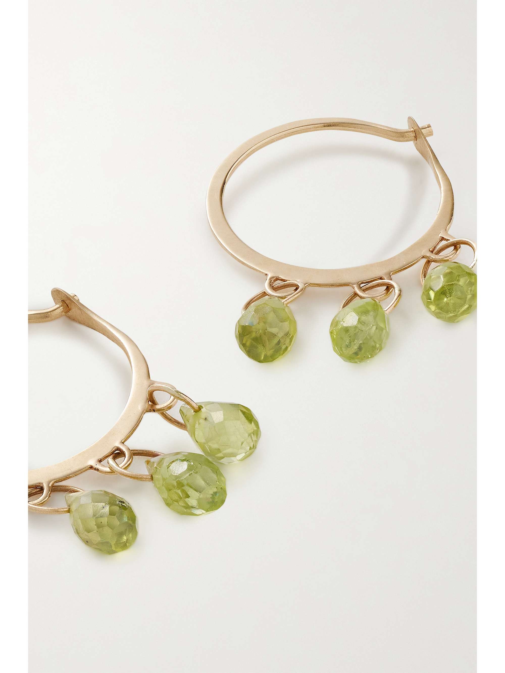 MELISSA JOY MANNING Creolen aus recyceltem 14 Karat Gold mit Peridoten