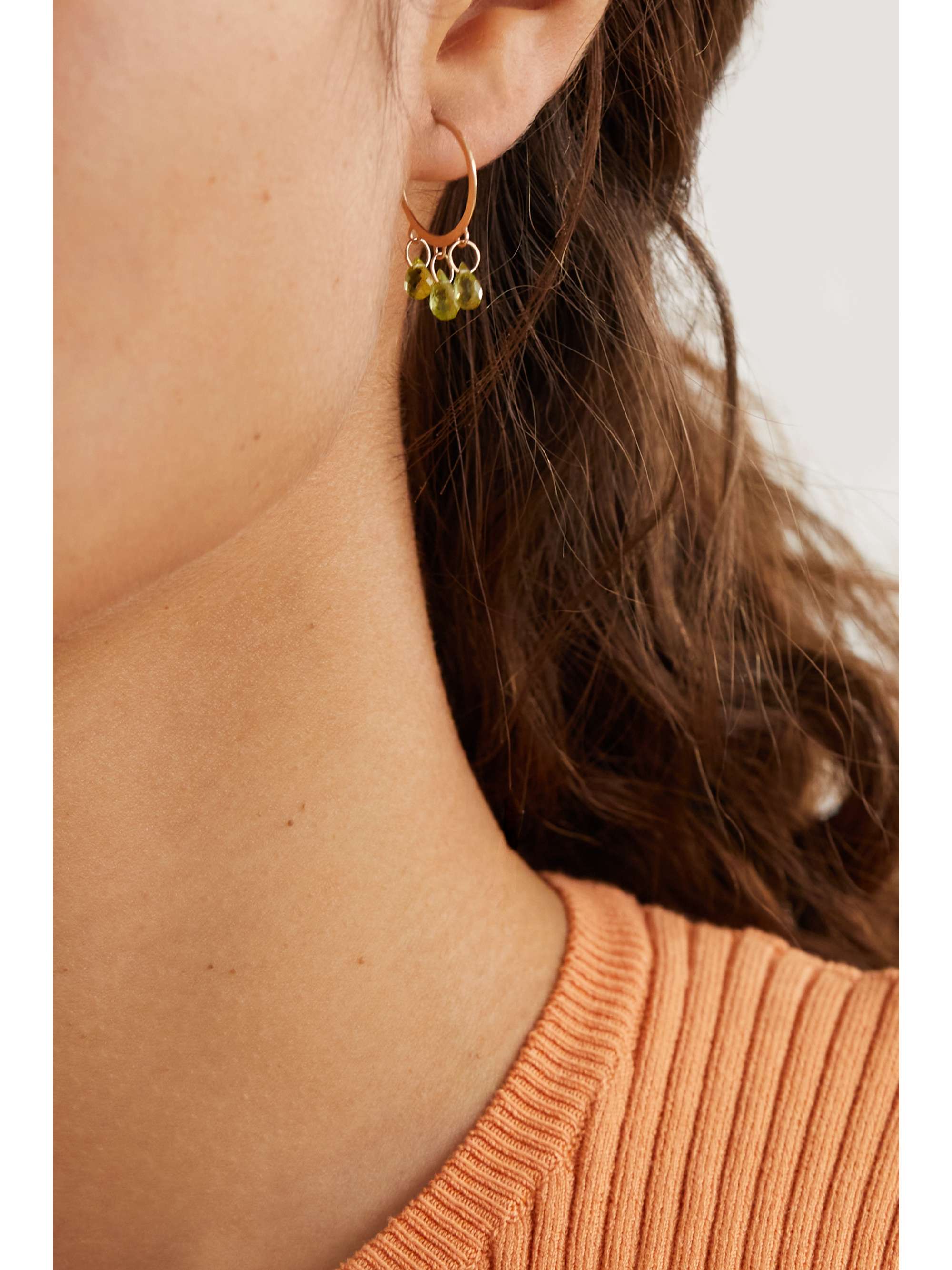 MELISSA JOY MANNING Creolen aus recyceltem 14 Karat Gold mit Peridoten