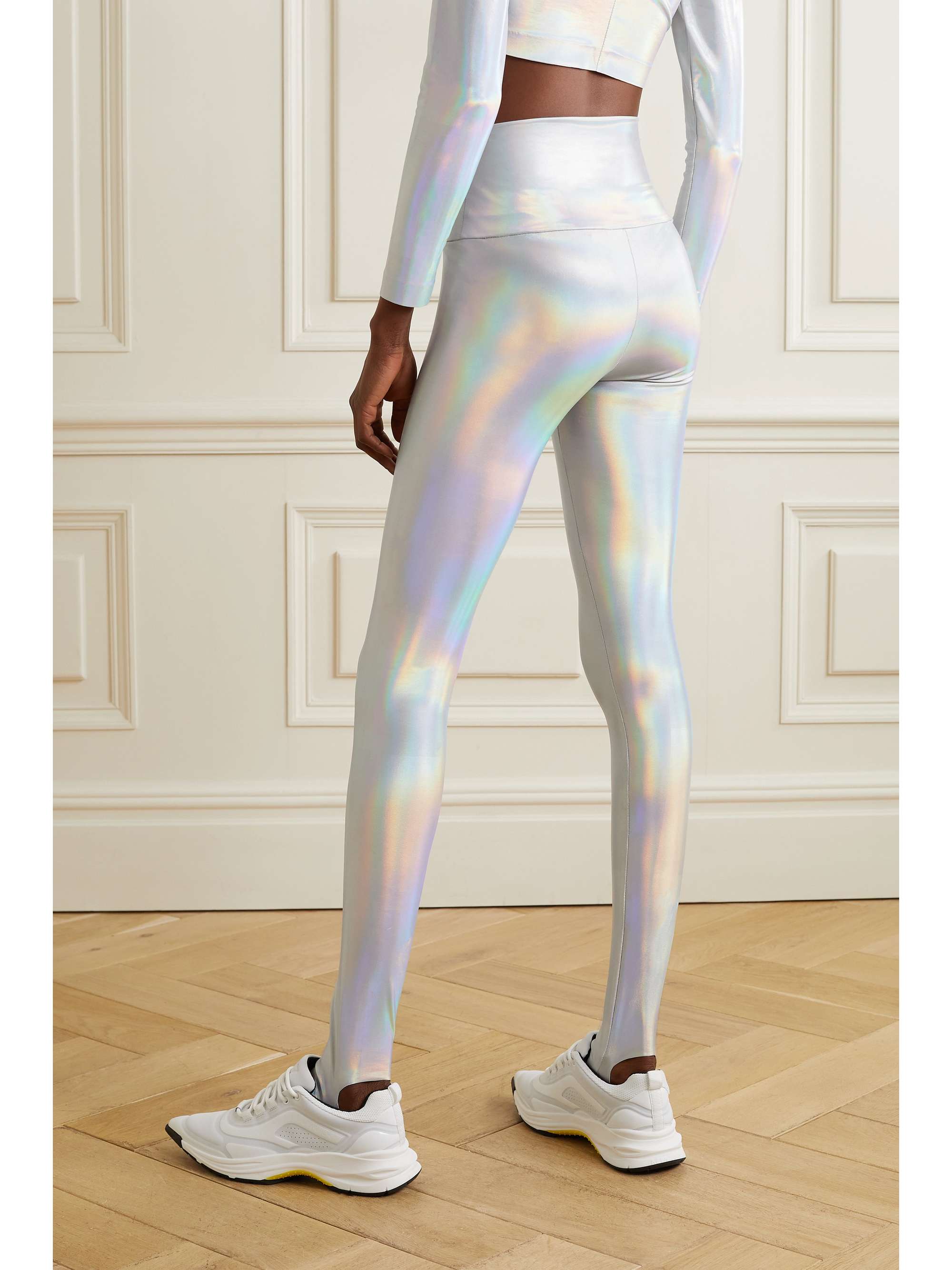 NORMA KAMALI ليغينغز من الجيرسي المطاط بلمعة متقزّحة مع فتحة عند الكعب