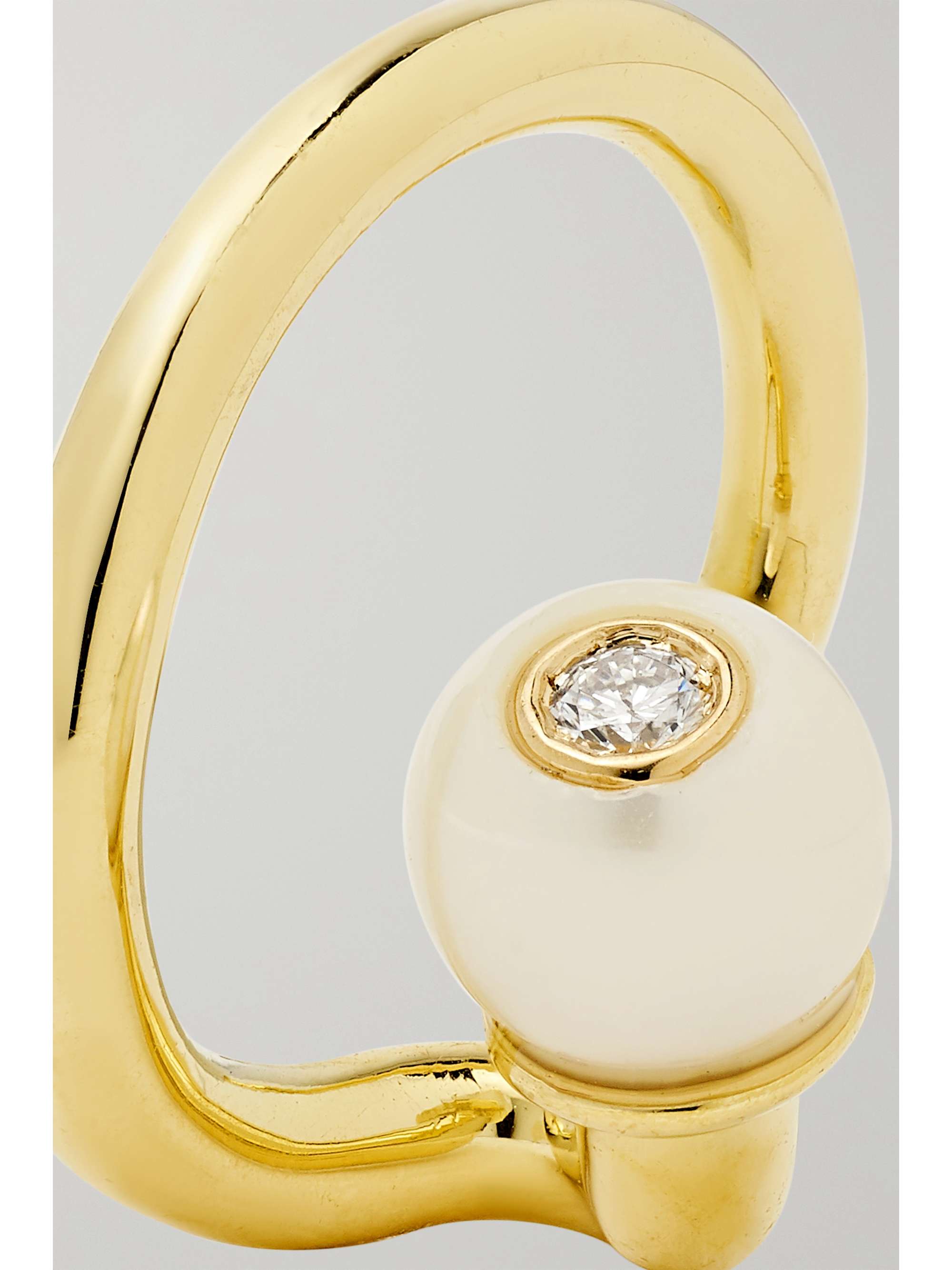 KATKIM Crescendo Flare Ear Cuff aus 14 Karat Gold mit Perle und Diamant