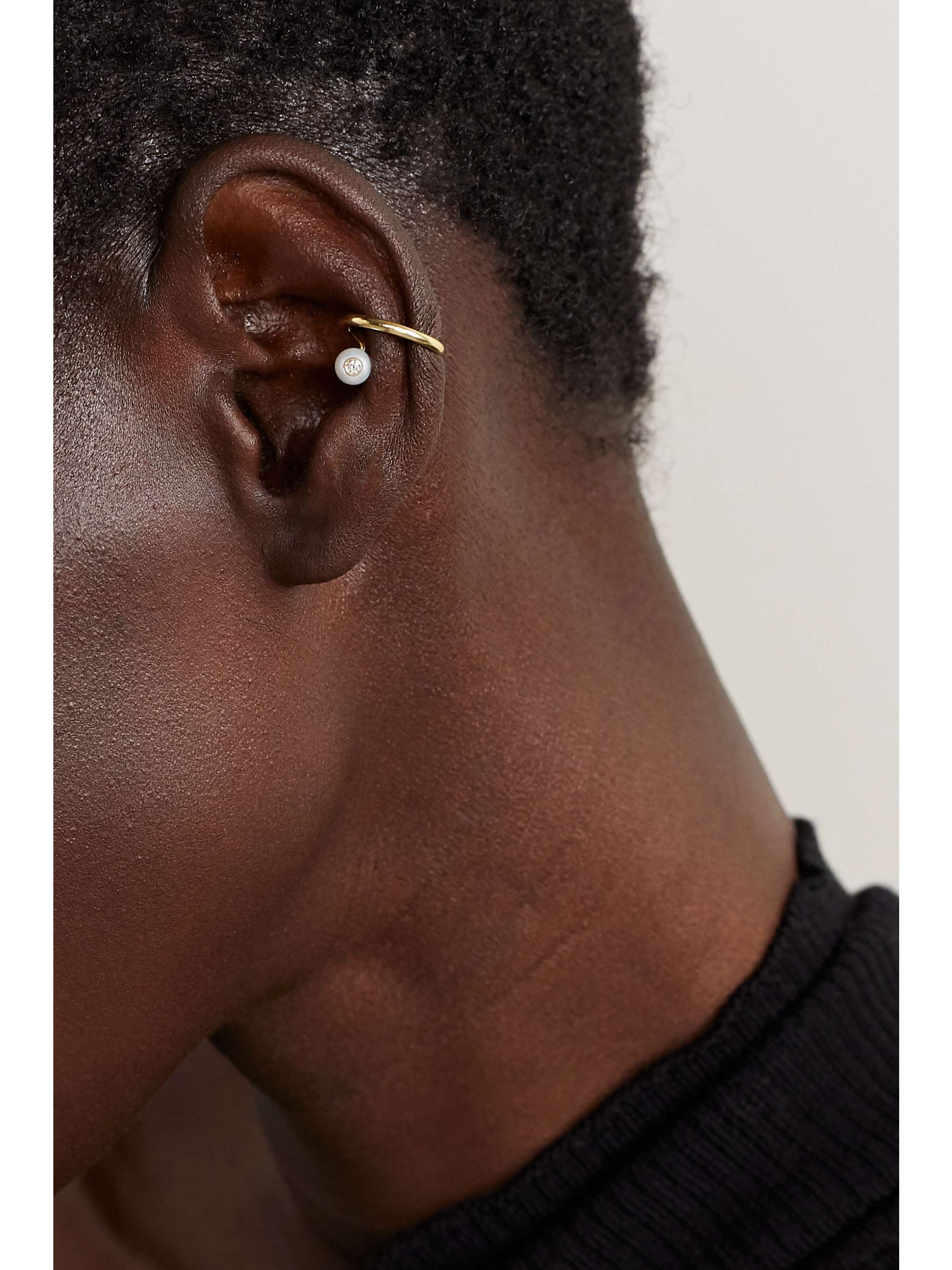 KATKIM Crescendo Flare Ear Cuff aus 14 Karat Gold mit Perle und Diamant