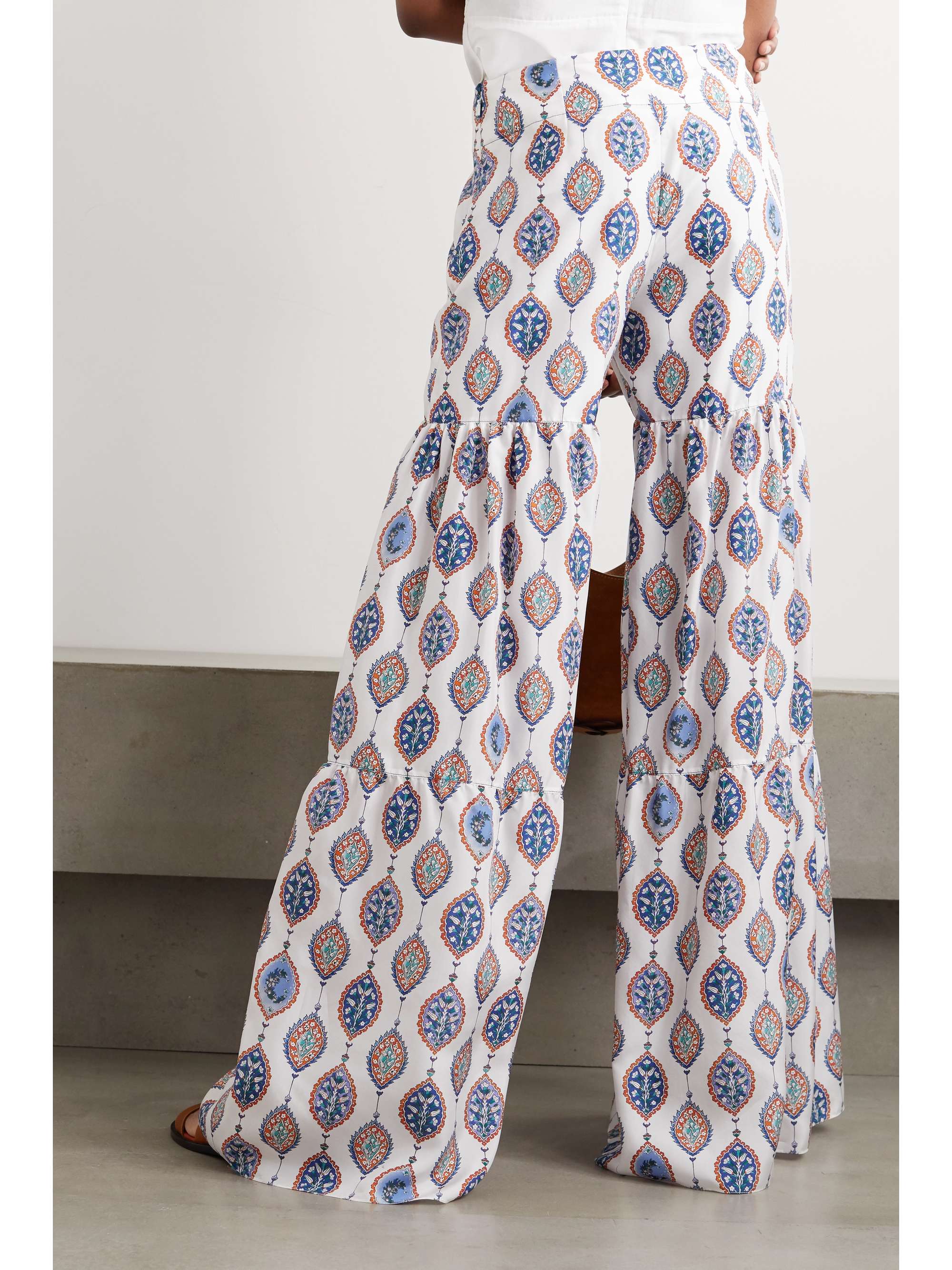 CHLOÉ Tiered printed silk-habotai flared pants