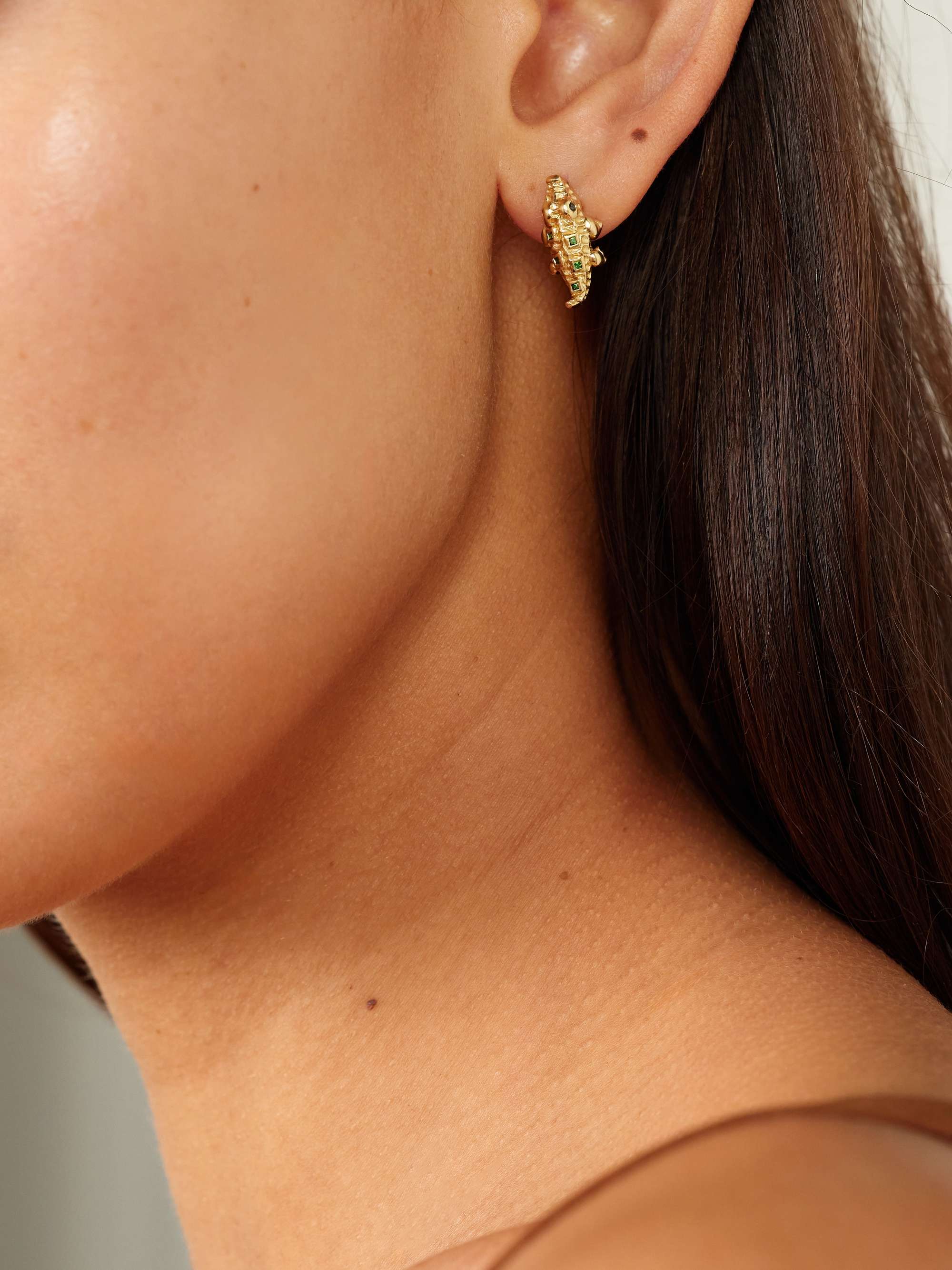 YVONNE LÉON 9-karat gold, tsavorite and diamond earring