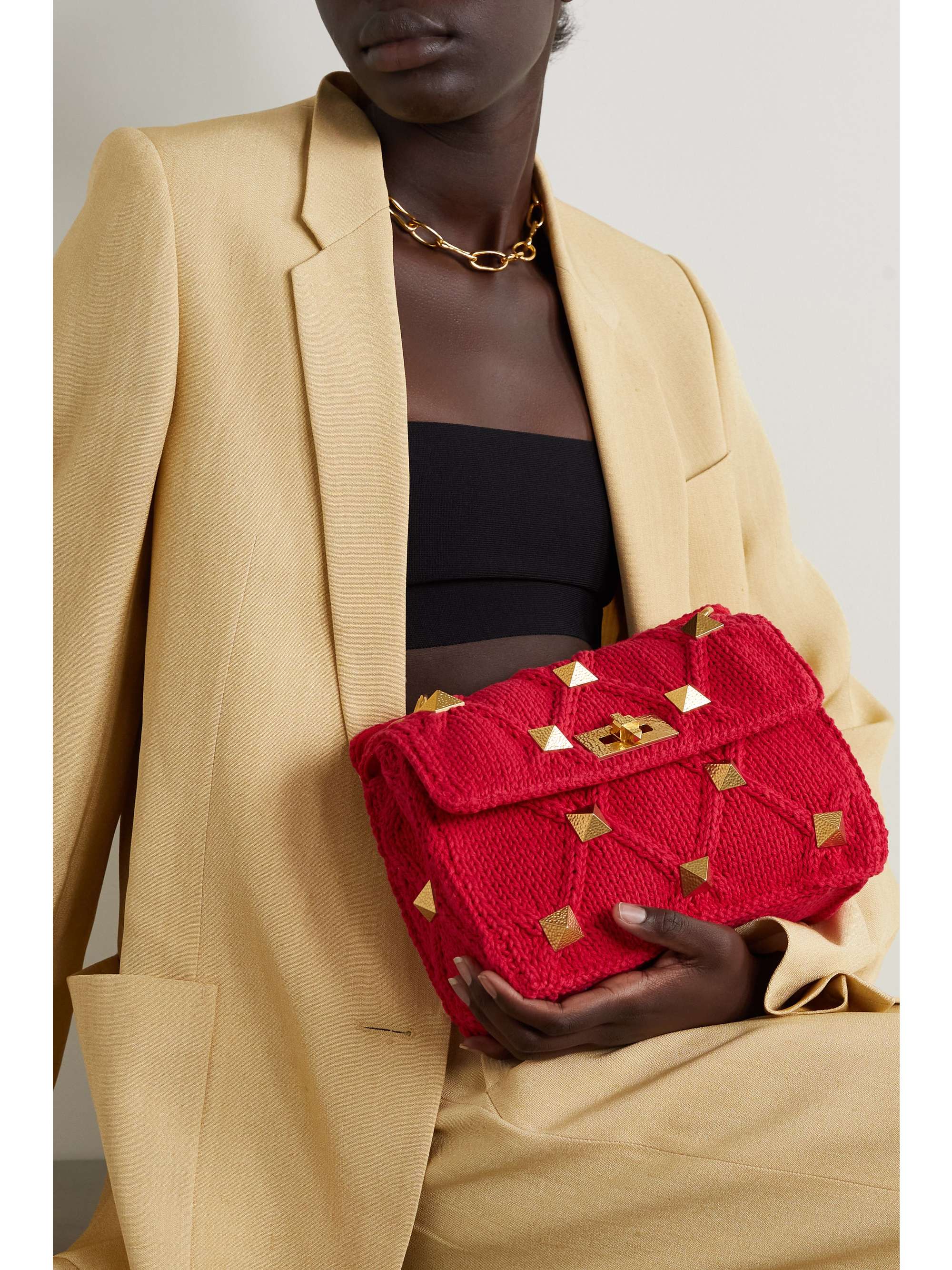 Chiếc túi đỏ Valentino Roman Stud 