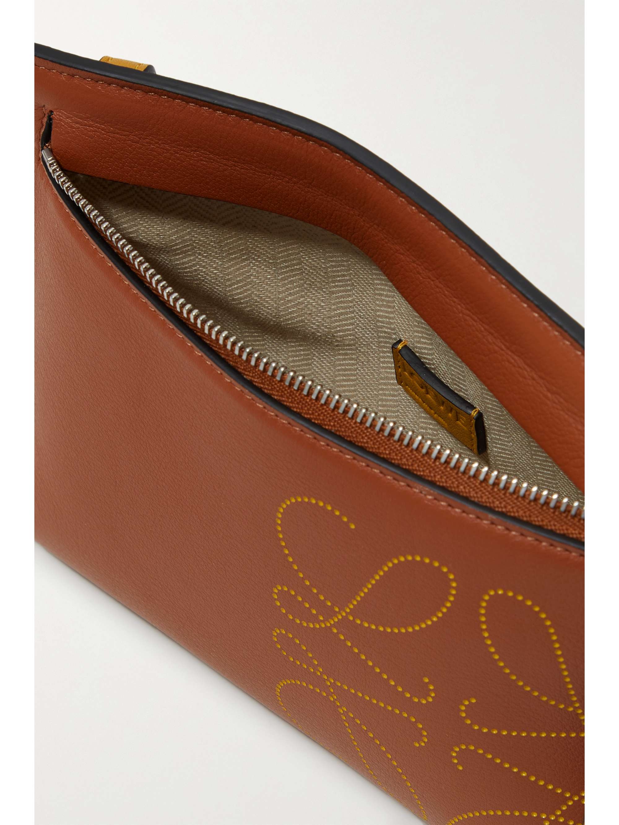 LOEWE T-Pouch mini Clutch aus Leder mit Perforationen