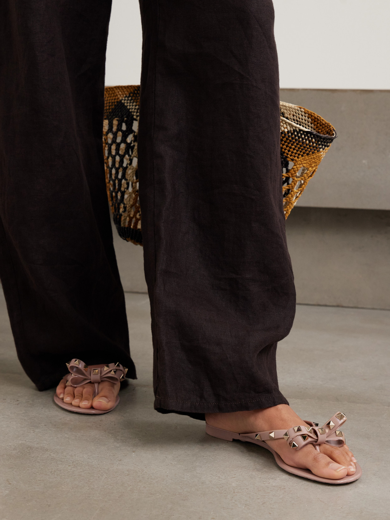 Valentino Garavani Summer Rockstud Thong Sandals In Pink